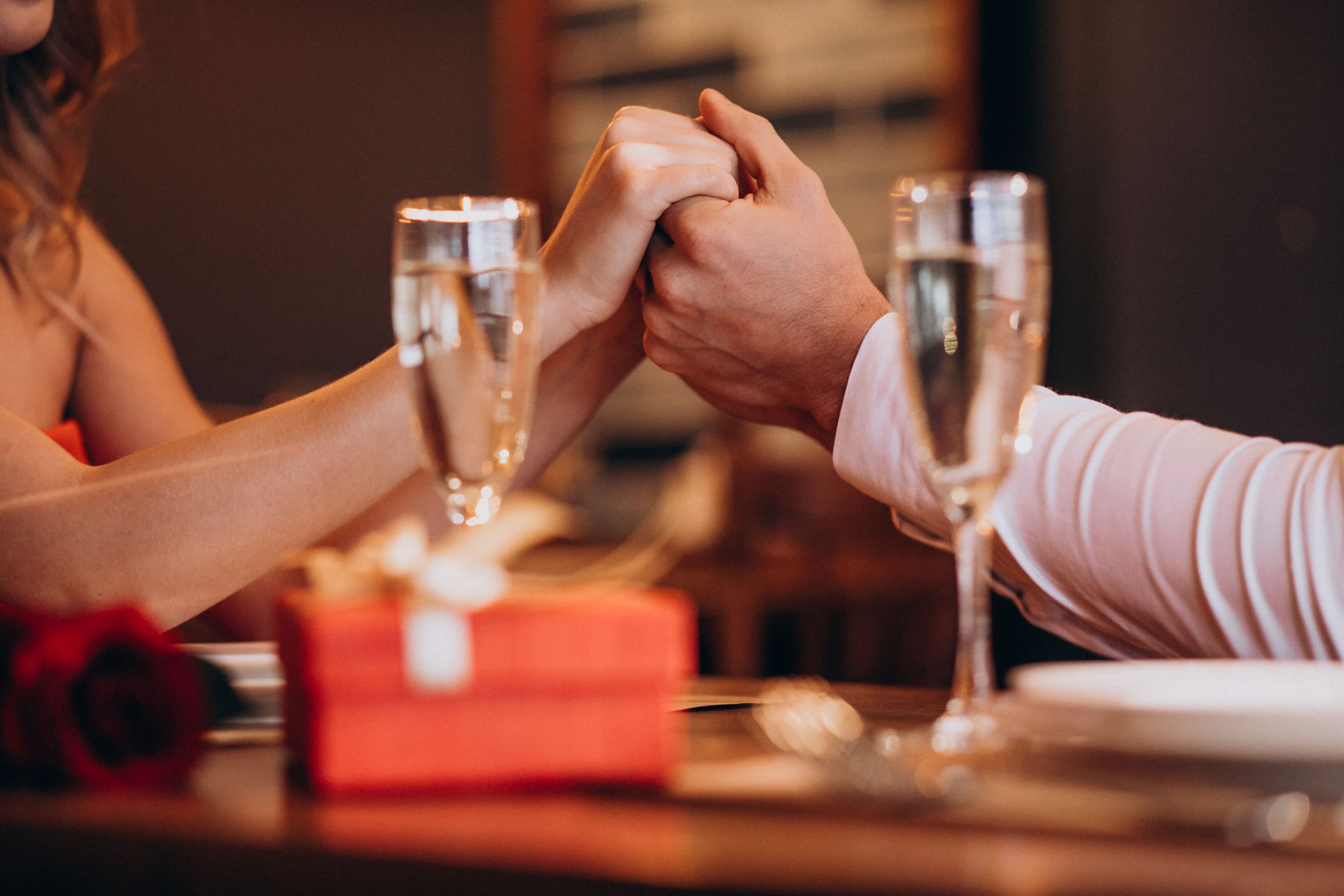 Escort oder Sugar Dating – Stilvolle High Class Escort-Begleitung bei einem exklusiven Dinner-Date