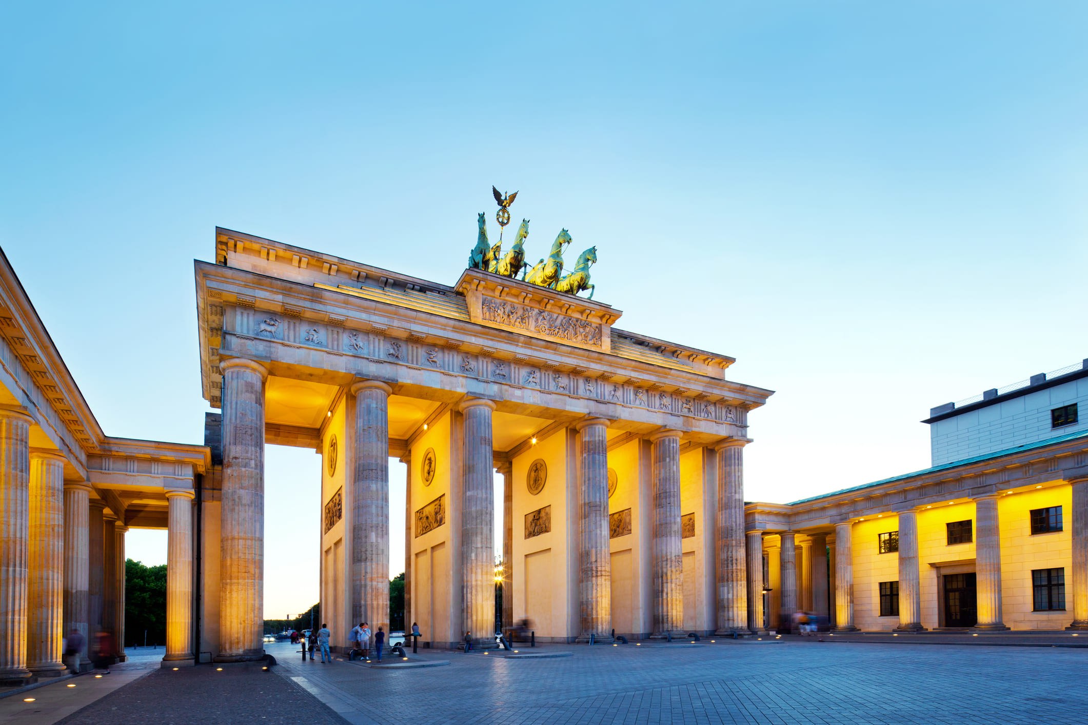 Brandenburger Tor in Berlin in der Abenddämmerung