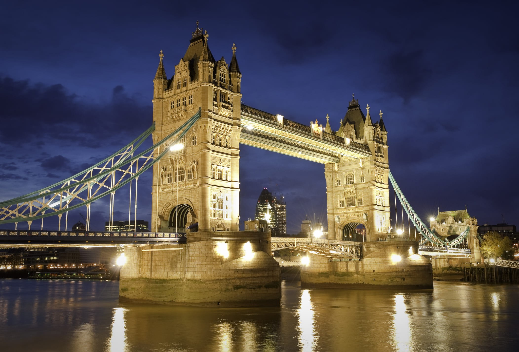 Tower Bridge in London bei Nacht