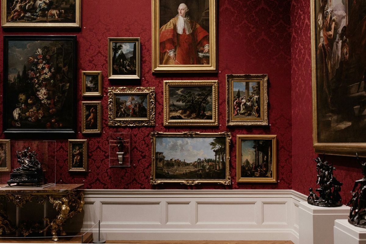 Museum with luxury escort girl
